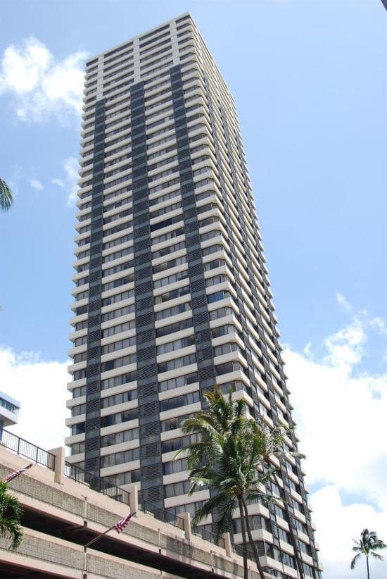 Waikiki beach modern studio No resort fee Best location — building