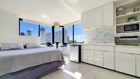 Waikiki beach modern studio No resort fee Best location — photo 5