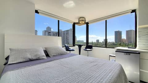 Waikiki beach modern studio No resort fee Best location — hotel room