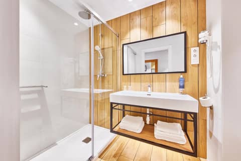 Barcelona Century Hotel — bathroom