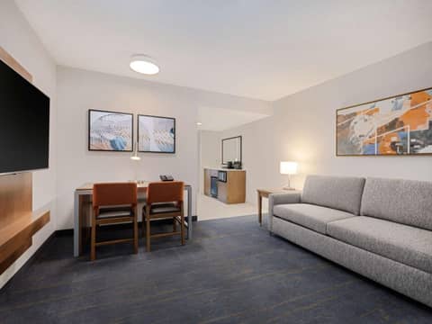 Embassy Suites Chicago - Downtown River North — photo 3