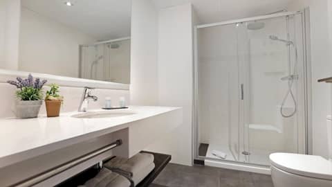 Arc La Rambla — bathroom