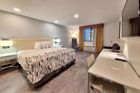 Travelodge by Wyndham Indianapolis Speedway — hotel room