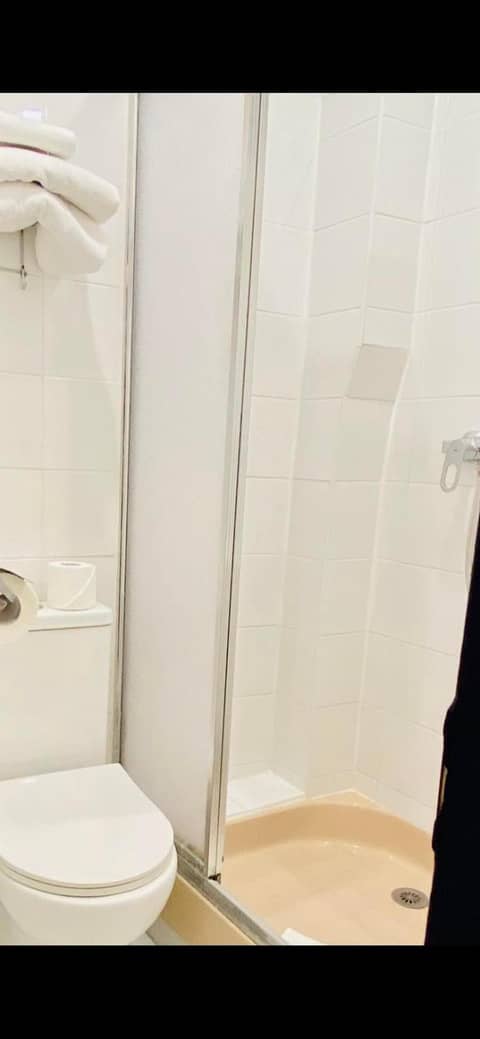 Amadeus Hotel — bathroom