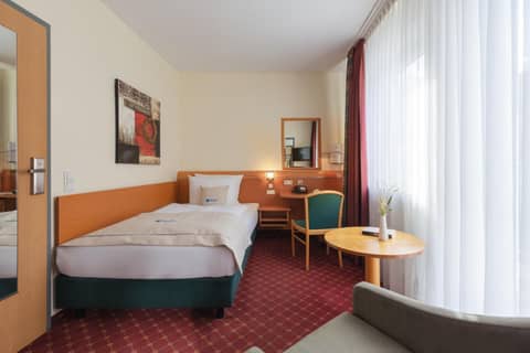 Garner Hotel Hamburg - Wandsbek Marktplatz by IHG — hotel room
