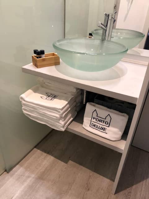 Porto Deluxe Suites — bathroom
