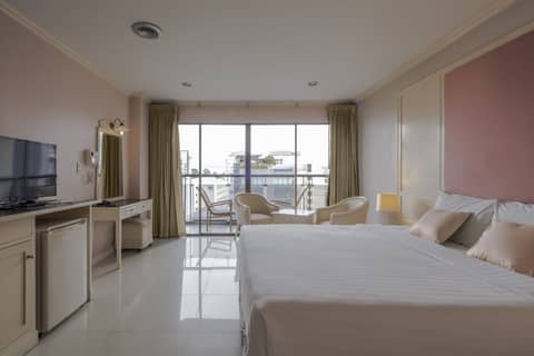 Mike Beach Resort Pattaya - SHA — hotel room