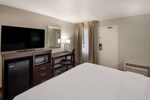 Clarion Pointe Indianapolis Northeast — photo 3