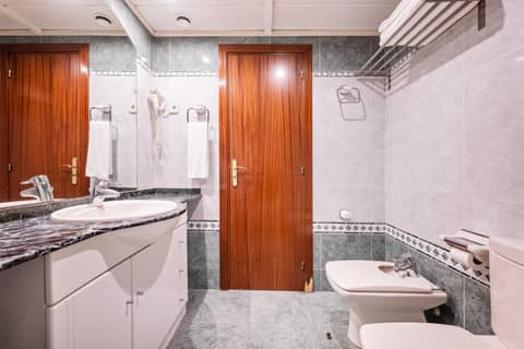 Aparthotel Napols - Abapart — bathroom