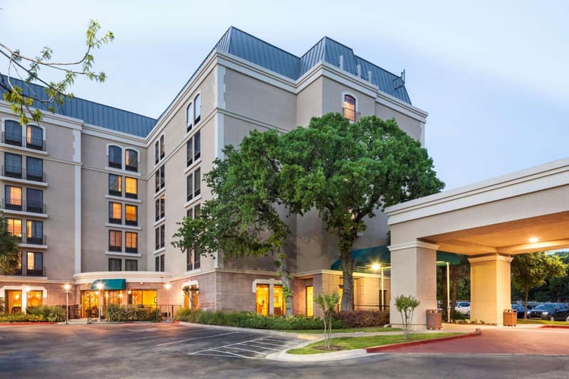 DoubleTree by Hilton Austin-University Area — building