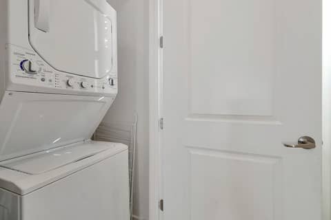 Regal Oaks Resort Vacation Townhomes by IDILIQ — kitchen