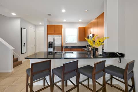 Regal Oaks Resort Vacation Townhomes by IDILIQ — kitchen