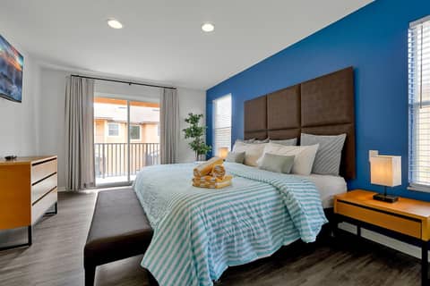 Regal Oaks Resort Vacation Townhomes by IDILIQ — hotel room