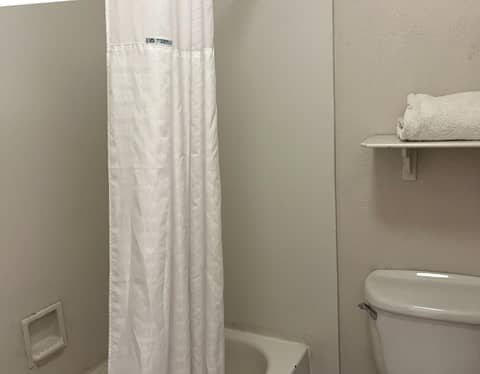 Motel 6 Phoenix, AZ Midtown — bathroom