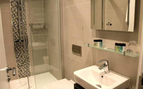 K Hotel Kensington — bathroom