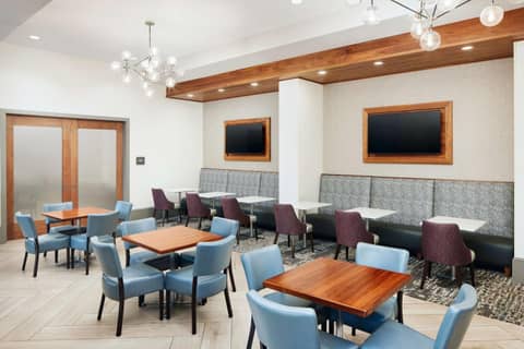 Embassy Suites By Hilton Atlanta Airport North — photo 2