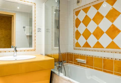 Villa Beaumarchais — bathroom