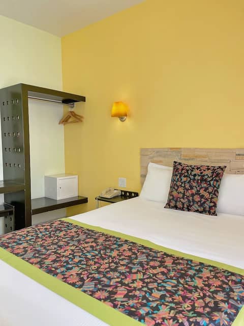Seven Crown Express & Suites by Kavia — photo 8