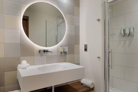 Hampton by Hilton London Waterloo — bathroom