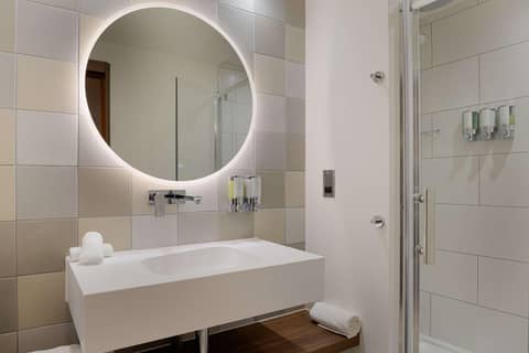 Hampton by Hilton London Waterloo — bathroom
