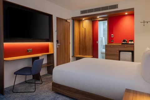 Hampton by Hilton London Waterloo — hotel room