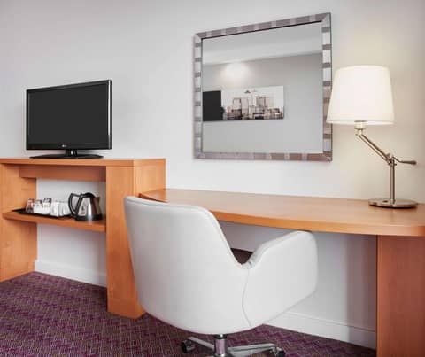 Hampton by Hilton London Waterloo — hotel room