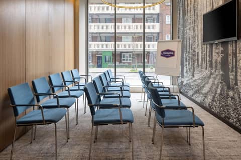 Hampton by Hilton London Waterloo — meeting room