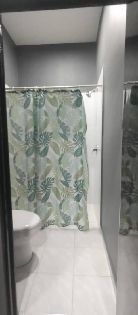 Unidades Privadas con AC-TV-WiFi y Estacionamiento en Centro de MTY — bathroom