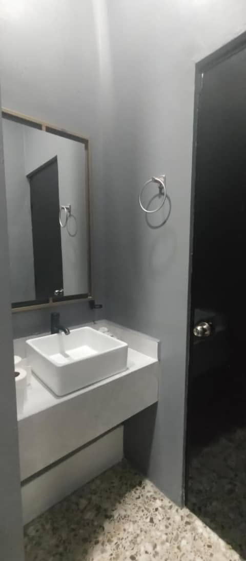 Unidades Privadas con AC-TV-WiFi y Estacionamiento en Centro de MTY — bathroom
