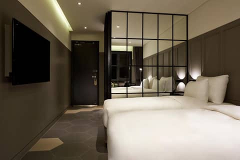 9 Brick Hotel — hotel room