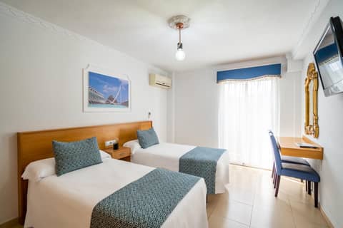Hostal RR Feria by Beleret — hotel room