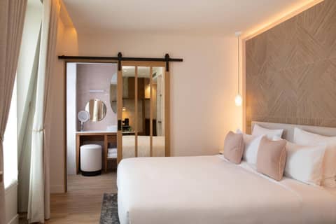Hôtel des Champs-Elysées — hotel room