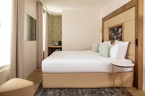 Hôtel des Champs-Elysées — hotel room