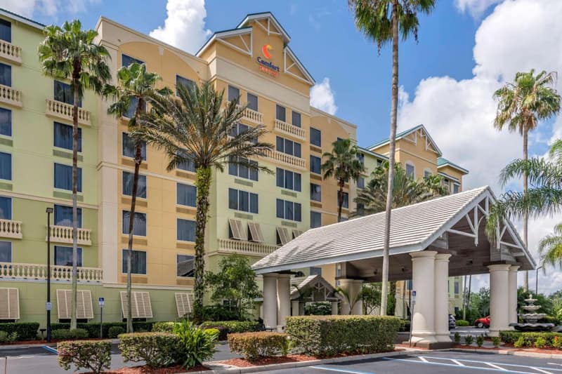 Comfort Suites Maingate East — building