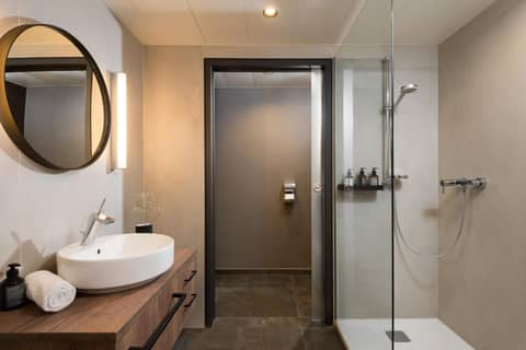 master Linzergasse — bathroom