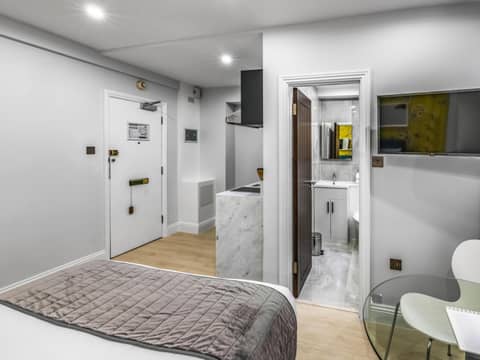Chelsea Cloisters Serviced Apartments — hotel room