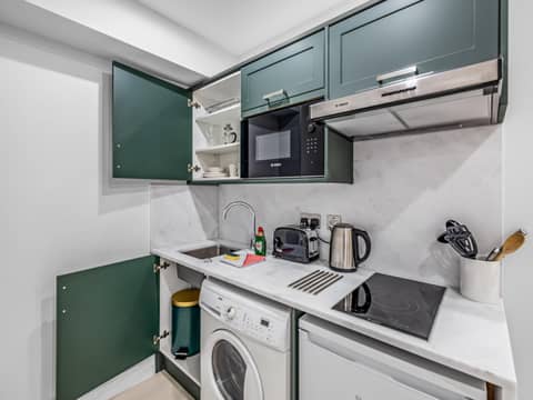 Chelsea Cloisters Serviced Apartments — kitchen