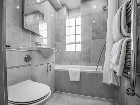 Chelsea Cloisters Serviced Apartments — bathroom