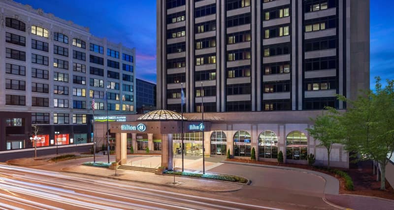 Hilton Indianapolis Hotel & Suites — building