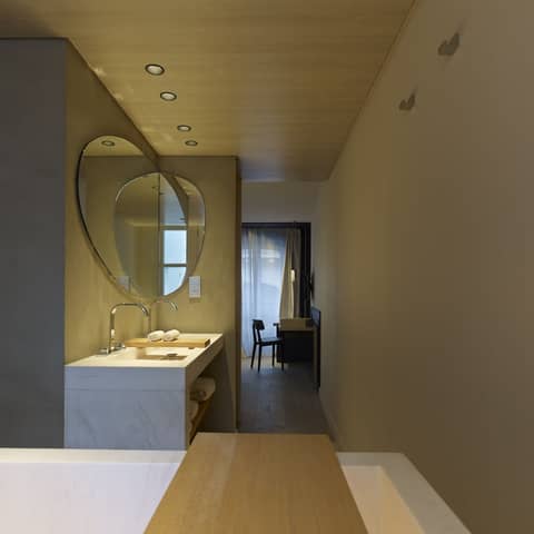 Hôtel de Nell — bathroom