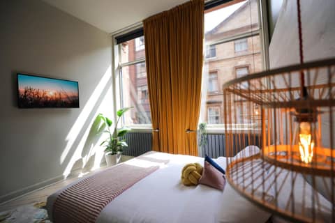 Revolver Glasgow — hotel room