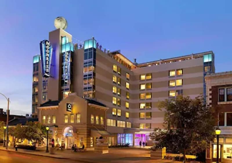 Moonrise Hotel — photo 1