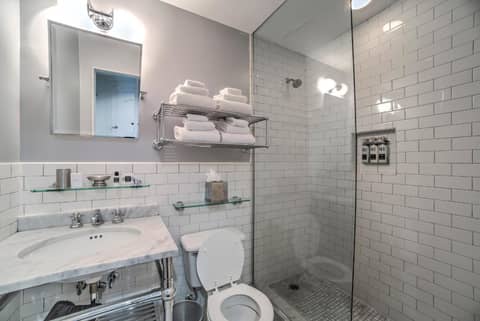 Q&C Hotel and Bar New Orleans, Autograph Collection — bathroom