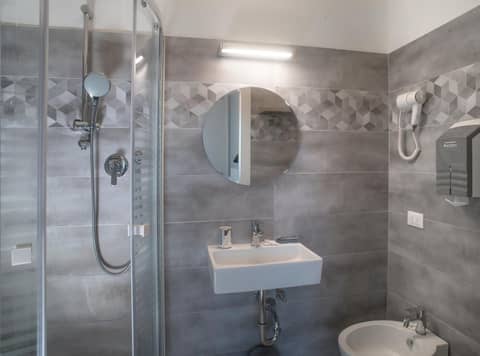 Hotel Careggi — bathroom