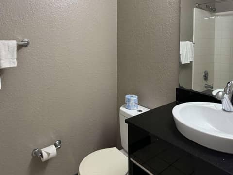 Studio 6 Extended Stay - West Palm Beach, FL — bathroom