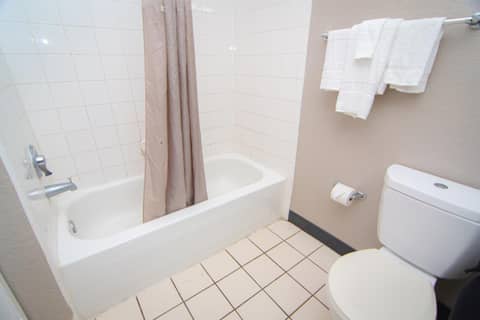Studio 6 Extended Stay - West Palm Beach, FL — bathroom