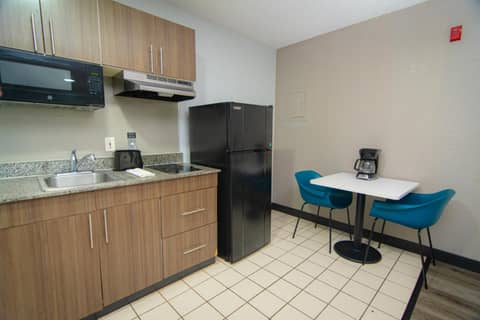 Studio 6 Extended Stay - West Palm Beach, FL — kitchen