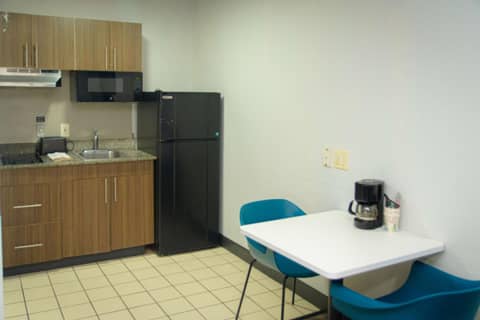 Studio 6 Extended Stay - West Palm Beach, FL — kitchen