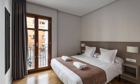 Mon Suites Catedral — hotel room