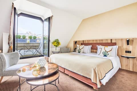 Plaza Tour Eiffel — hotel room